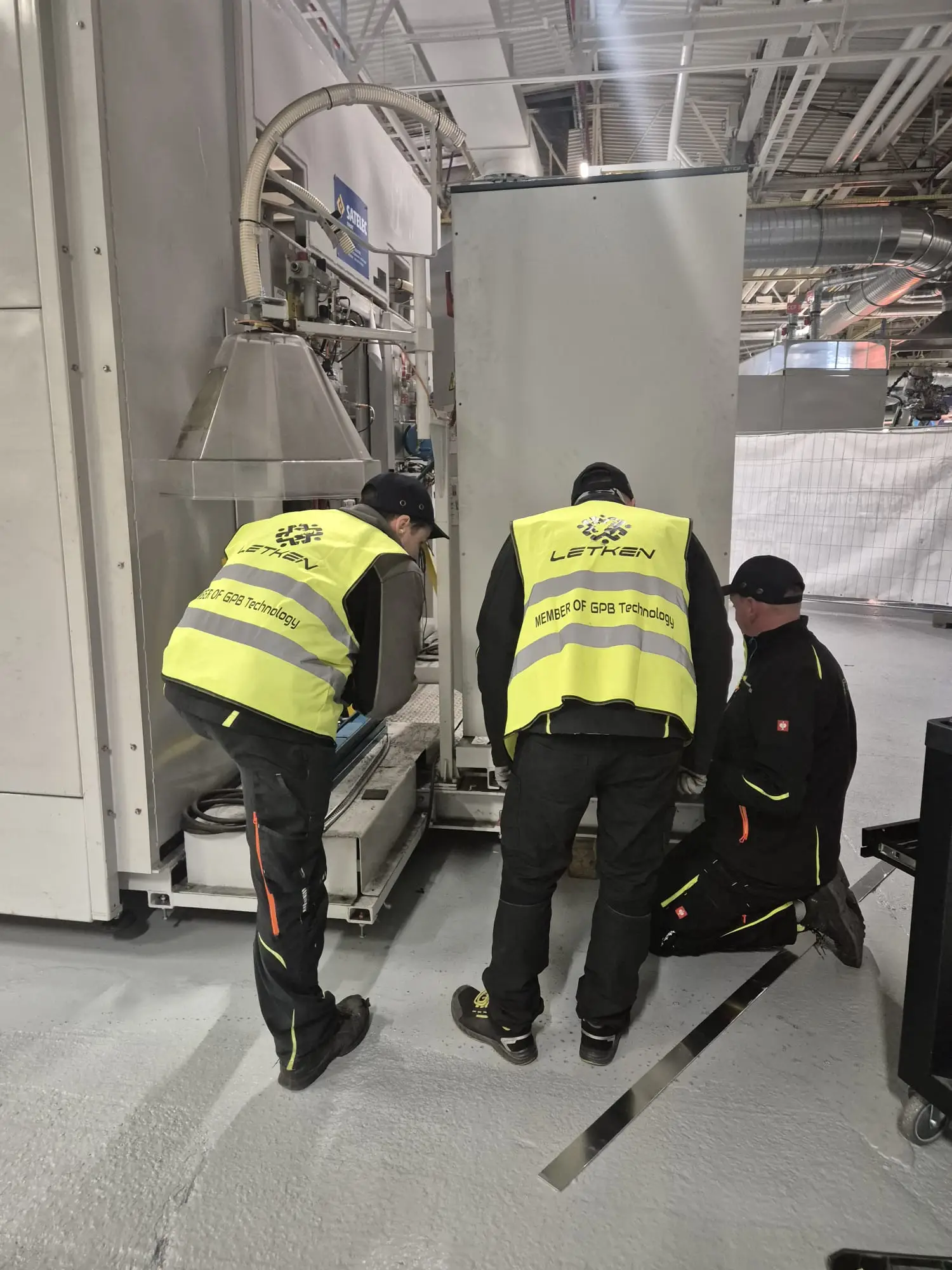 Špecialisti LETKEN pri montáži výrobnej technológie